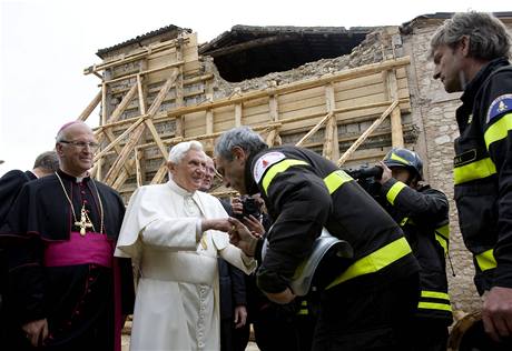 Pape Benedikt XVI. navtvil italsk kraj Abruzzo, kter zashlo zemtesen