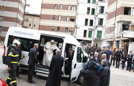 Pape Benedikt XVI. navtvil italsk kraj Abruzzo, kter zashlo zemtesen