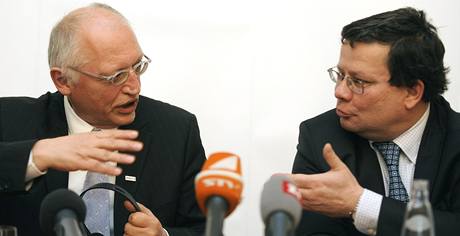 Místopedseda Evropské komise Günter Verheugen (vlevo) a vicepremiér v demisi Alexandr Vondra.