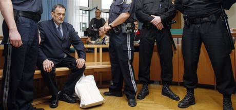 Ve Vdni zaal soud s popraem holokaustu Gerdem Honsikem (20. dubna 2009)