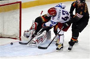 Ruský hokejista Sergej Zinovjev dává gól v zahajovacím utkání proti Nmecku.