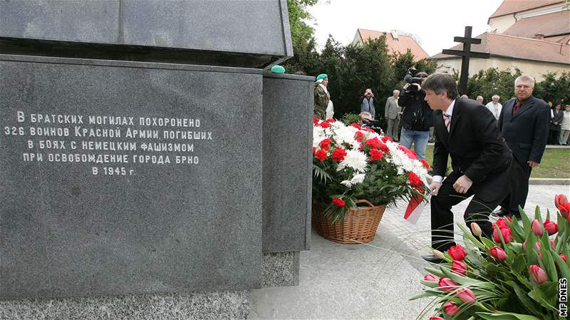 Ke kontroverznímu památníku rudoarmjc v brnnském Králov Poli dorazili odprci i píznivci "srpu a kladiva" na pomníku