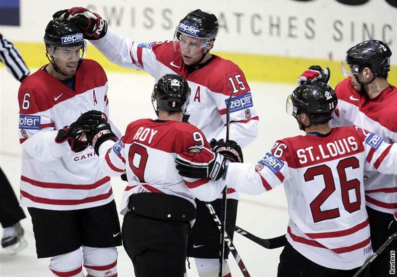 RADOST. Hokejisté Kanady pehráli v pohod Slovensko a plným potem bod postoupili do osmifinále.