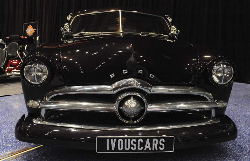 Ford Club Coupé z roku 1949 (vlevo) a Buick Super Sedanette Coupé