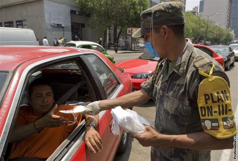 Distribuci ústních rouek mají na starosti v Mexico City hlavn vojáci (27. dubna 2009)