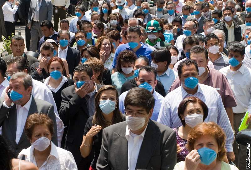 Do ulic Mexico City se bez roušky odhodlá kvůli prasečí chřipce málokdo. (28. dubna 2009)