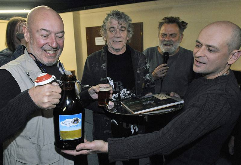 Zpvák skotské rockové kapely Nazareth Dan McCafferty se stal 23. dubna ped brnnským koncertem skupiny kmotrem knihy Djiny piva autora Jaroslava Nováka Veerníka, spisovatele a zakladatele Pivního magazínu.