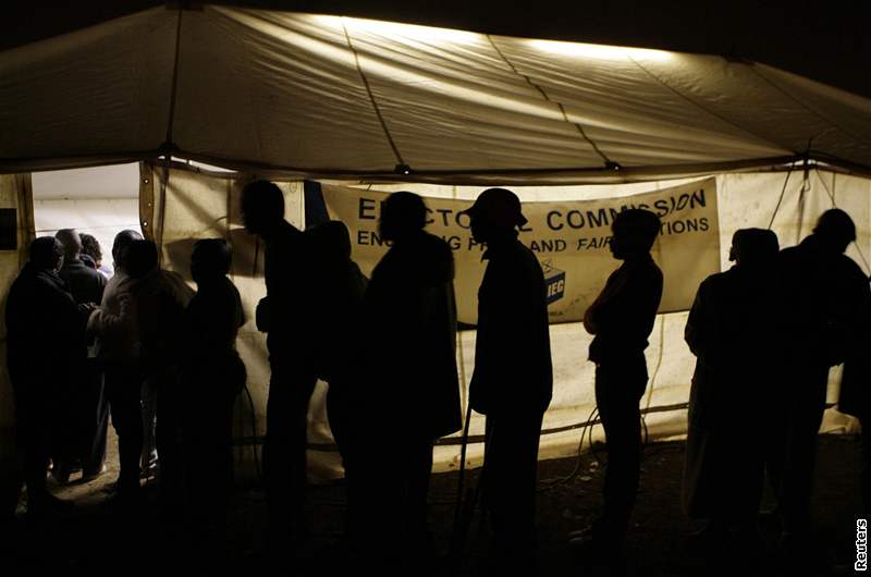 Píznivci Jacoba Zumy bhem voleb v JAR.