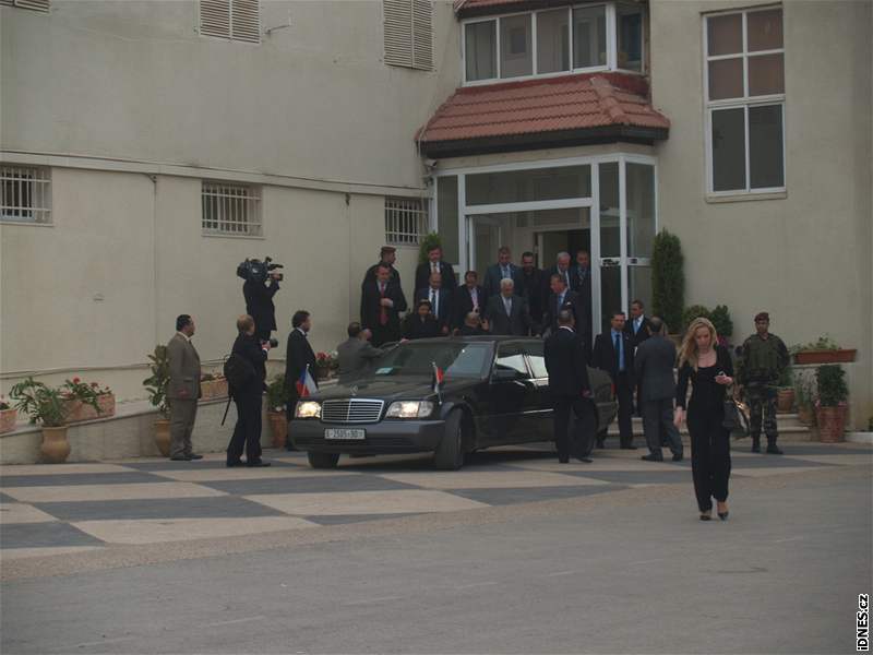 Premiérova limuzína ped sídlem éfa palestinské samosprávy Mahmúda Abbáse