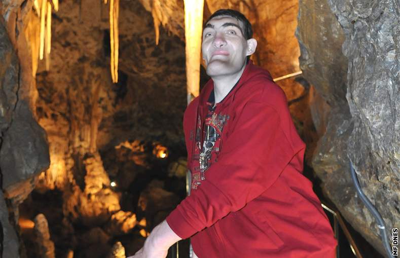 Souasný nejvyí lovk v eské republice Tomá Pustina (31) z Roskoe u Humpolce navtívil dnes se svou maminkou Punkevní jeskyn v Moravském krasu.