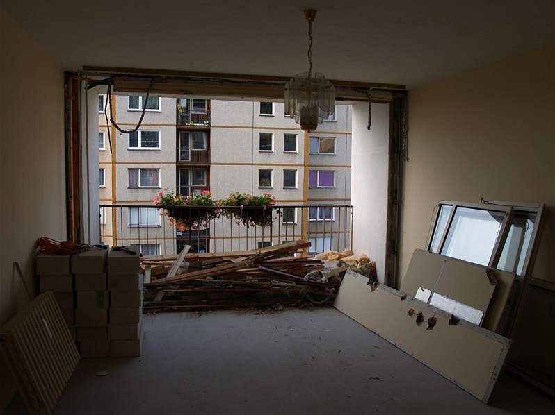 Výmna balkonové desky si vyádala kompletní vybourání stny