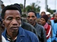 Jihoafričané stojí v řadě před volební místností na předměstí Kapského města (21. dubna)