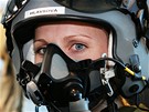 Pilotka Kateina Hlavsová - v masce ji prozrazují jen ty "koií" oi