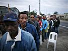 Jihoafriané stojí v ad ped volební místností na pedmstí Kapského msta (21. dubna)