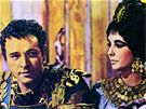 Richard Burton a Elizabeth Taylorová ve filmu Klepatra z roku 1963