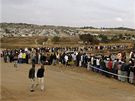 Jihoafriané stojí v ad ped volební místnostní v Parku svobody v osad Soweto v JAR. (21. dubna 2009)