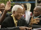 Nelson Mandela poté, co odvolil ve mst Houghton v Jihoafrické republice (22. dubna 2009)