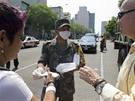 Distribuci ústních rouek mají na starosti v Mexico City hlavn vojáci (27. dubna 2009)