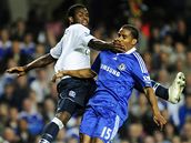 Chelsea - Everton, tvrd souboj domcho Maloudy (vpravo) a hostujcho Yoba.