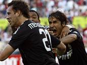 Fotbalisté Realu Madrid se radují z gólu Raula (vlevo)