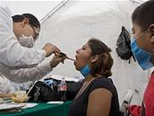 Obyvatelka Mexico City p�i vy�et�ení v provizorní léka�ské ordinaci (27. dubna 2009)