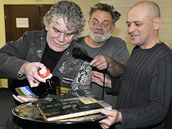 Zp�vák skotské rockové kapely Nazareth Dan McCafferty se stal 23. dubna p�ed brn�nským koncertem skupiny kmotrem knihy D�jiny piva autora Jaroslava Nováka Ve�erní�ka, spisovatele a zakladatele Pivního magazínu.