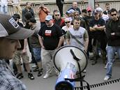 Asi 60 neonacist� protestuje p�ed budovou ministerstva proti vypov�zení Davida Duka z �eska.