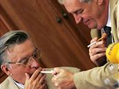 Milo� Zeman p�ipaluje cigaretu svému jmenovci Eduardu Zemanovi (23. dubna 2009)
