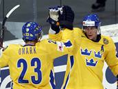 Magnus Johansson a Linus Omark ze védska se radují z gólu.