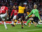 Manchester United - Arsenal: Carlos Tevez, Kolo Toure a Manuel Almunia 