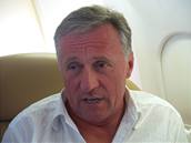 Premiér Mirek Topolánek na palub vládního speciálu