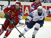 Rusko - Francie: ruský úto�ník alexej T�re��enko (vlevo) objí�dí Babtisteho Amara.