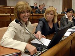 Poslankyn opozin SDKU-DS Tatiana Rosov (vlevo) a Iveta Radiov bhem schze slovenskho parlamentu 22. dubna v Bratislav. 