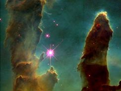 Hubblev teleskop zachytil mraky plynu, z nich se v Orl mlhovin rod hvzdy.