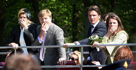 Nizozemský korunní princ Willem-Alexander a jeho manželka princezna Máxima (vlevo) zděšeně sledují, jak řidič osobního vozu projíždí davem při slavnostním průvodu. (30. dubna 2009)
