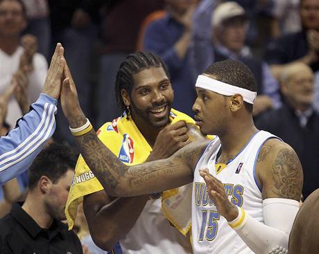 Basketbalisté Denveru Carmelo Anthony (vpravo) a Nene.
