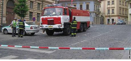 Policie uzavela ilingrovo námstí kvli bomb