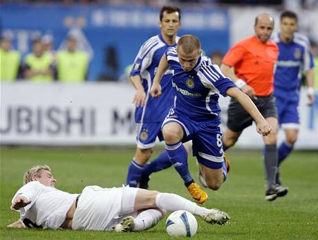 Jeden ze zákrok Tomáe Hübschmana v semifinále Poháru UEFA proti Dynamu Kyjev.