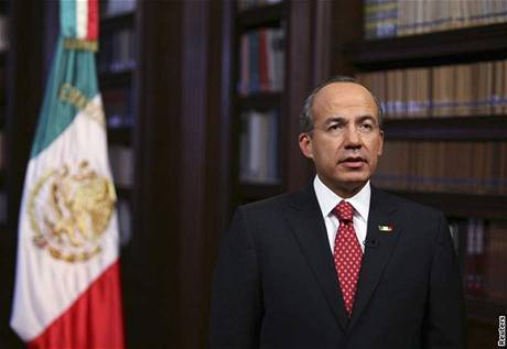Mexick prezident Felipe Calderon se v televizi poprv vyjdil k prase chipce (30. dubna 2009)