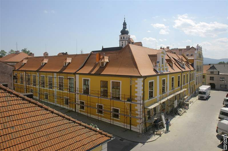 Unikátní buquoyská Rezidence zabírá celou východní stranu námstí v Nových Hradech