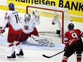 Kanada - esko; tpánek inkasuje tetí gól, situaci sleduje Barinka a Roy