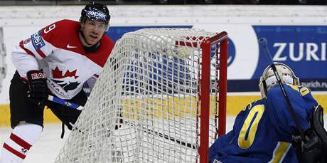 Kanada - Švédsko, kanadský útočník Derek Roy překonává švédského brankáře Jonase Gustavssona.
