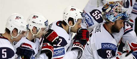 Rusko - USA, zklamaní amerití hokejisté po zápase.