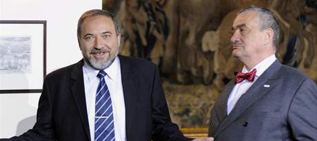 Ministr zahraniních vcí R Karel Schwarzenberg pijal v Praze éfa izraelské diplomacie Avigdora Liebermana (6. 5. 2009) 