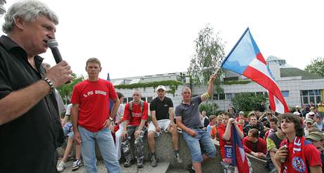 Pochod zbrojovk Brnem - stadion za Lunky, Karel jarek (s mikrofonem) a vedle nho Roman Pros