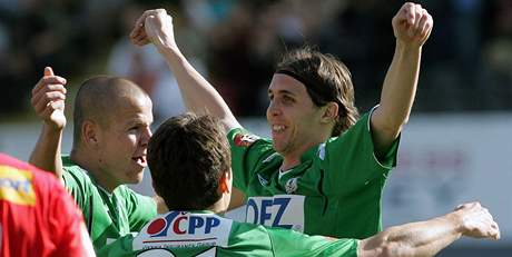 Jablonec: fotbalisté se radují po gólu Hamouze (vpravo)