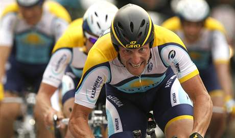 Lance Armstrong z USA, jezdec týmu Astana pi úvodní asovce Gira.