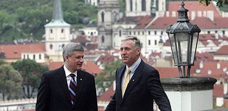 Kanadský premiér Stephen Harper bhem návtvy Prahy s odstupujícím eským