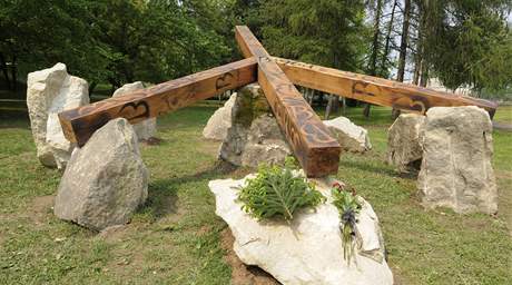 V Plzni odhalili 1. 5. 2009 pomník bigbítu z dílny Jaroslava indeláe 