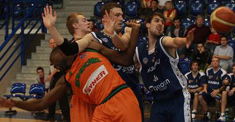 V loské sezon proti Prostjovu nastoupil Boris Meno (v oranovém) v dresu Liberce, letos hájí hájí barvy jeho nástupce Basketballu Brno.